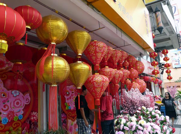 street selling new year lamps in China @lemonicks.com