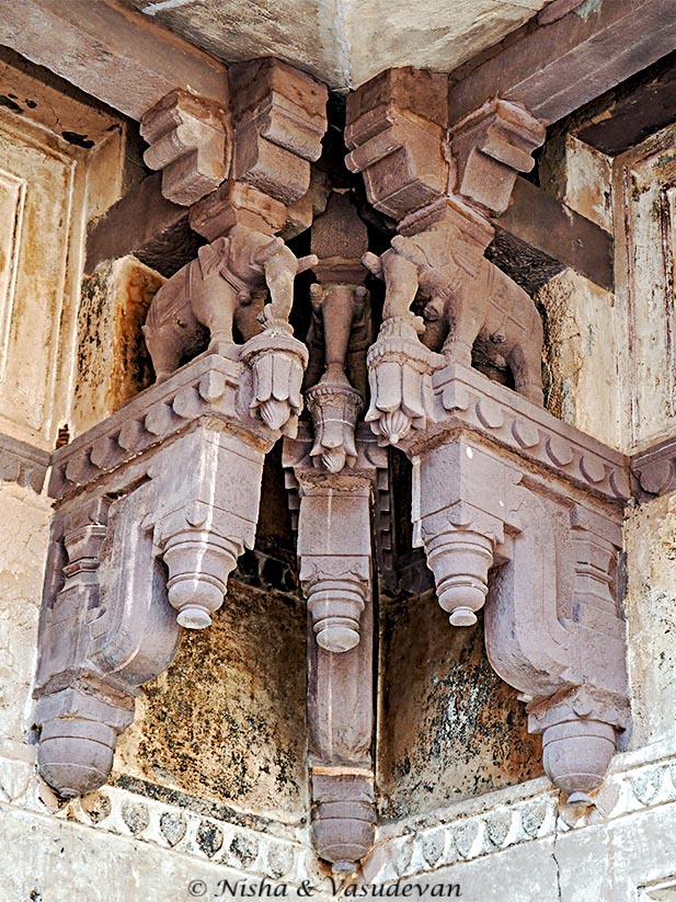 Weght bearers, Orchha Fort Complex Madhya Pradesh