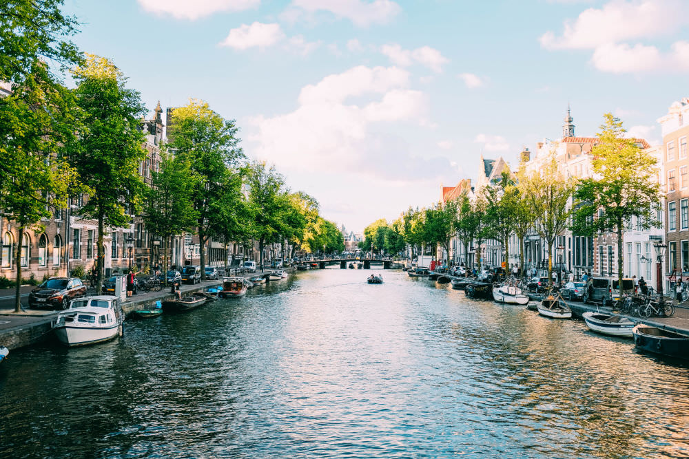 Short stay in Amsterdam: Canal @adrien-olichon-QRtym77B6xk-unsplash