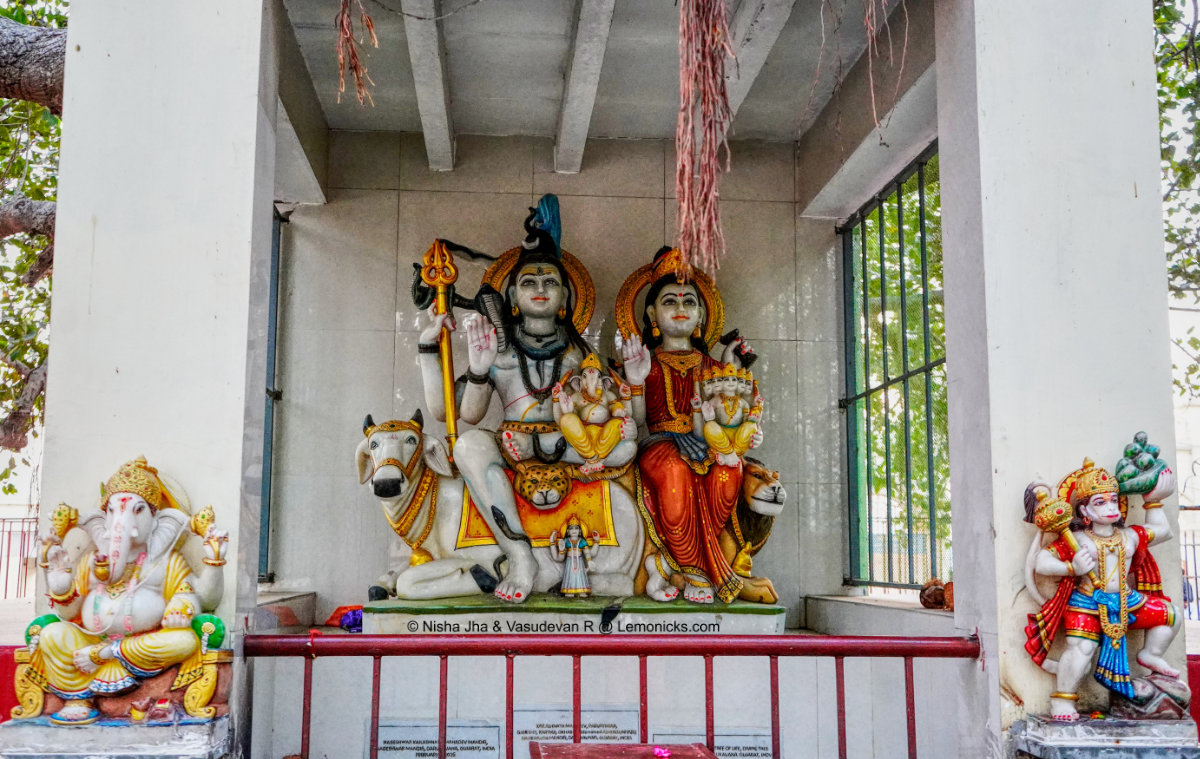 Nageshwar Jyotirlinga Temple, Dwarka Shiva's family. Shivji, Ma Parvati, Ganeshji onshivji's lap and Kartikeya on Parvati's lap 