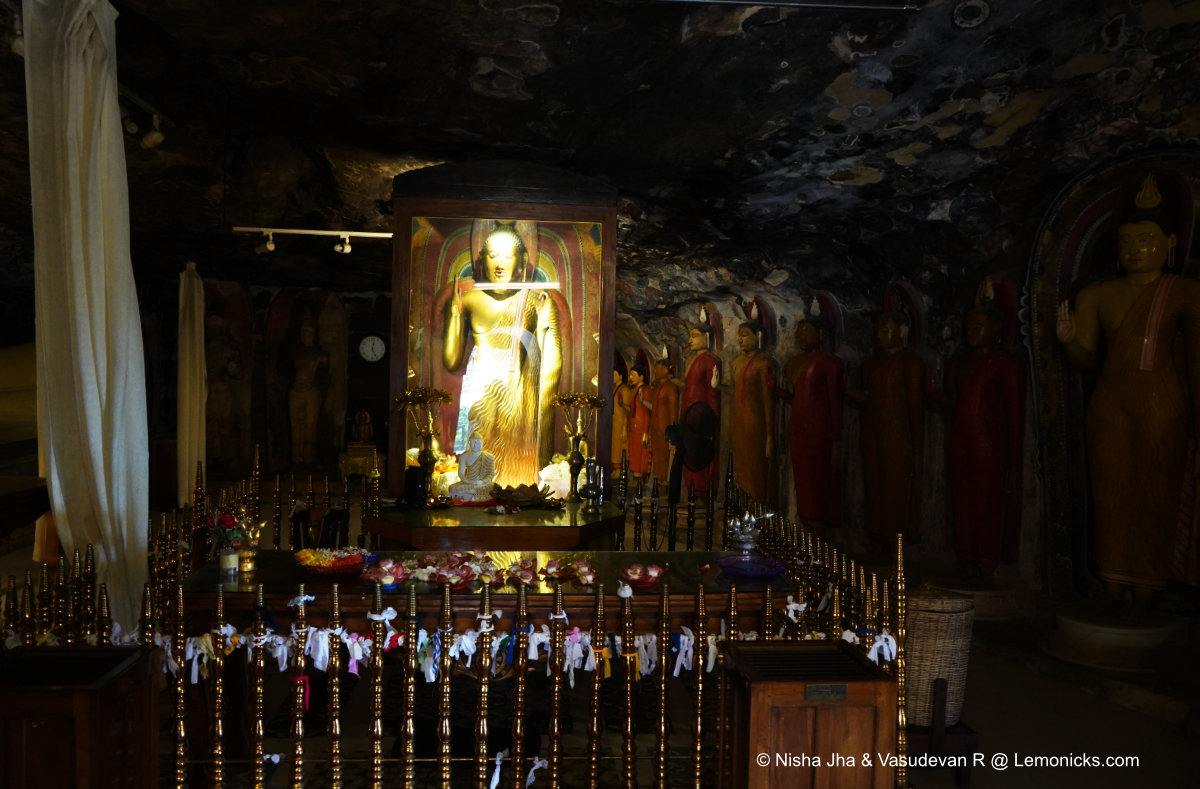 The golden statue of Buddha at the center of Ridi Viharaya
